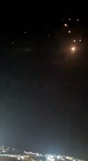 آسمان تلاویو در شب حمله ایران به اسرائیل