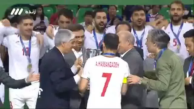 لحظه گرفتن جام قهرمانی فوتسال ملت‌های آسیا