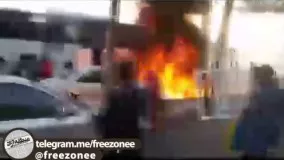 آتش گرفتن اتوبوس در تهران و بیرون آمدن مردم از شیشه های اتوبوس