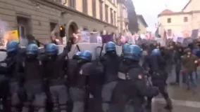 اعتراض خشونت بار در ایتالیا در مخالفت با رفراندوم قانون اساسی