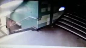 پرت کردن زن محجبه از بالای پله‌ها در آلمان