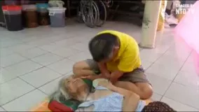 معلولی که به مادر پیرش غذا می دهد - حتما ببینید