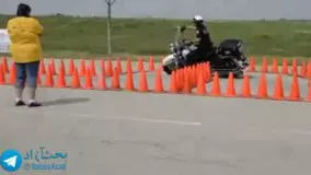 امتحان میزان تسلط یک افسر پلیس در موتورسواری که به خوبی از عهده آن برمی آید 