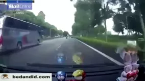 وقتی خدا بخواهد که نمیری! ویدیویی از تصادف هولناک یک موتورسوار.