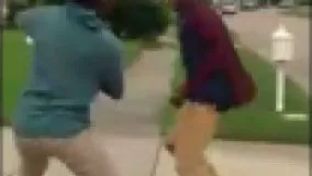 دعوای وحشتناک دو پسر سیاهپوست در خیابان