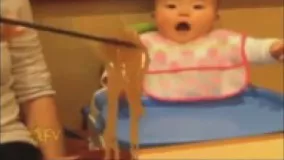 بازی کردن با احساسات  نوزاد کوچولو با نشون دادن ماکارونی