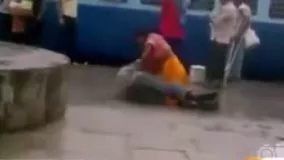تماشا کنید ویدیو جالب از زن هندی که در ایستگاه راه آهن شوهر خود را ضربه فنی میکند!