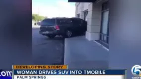 حمله‌ی زن عصبانی با خودروی خود به داخل فروشگاه‌‌ T-Mobile !