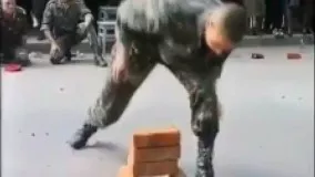 سربازی که در هنگام نمایش شکستن اجسام سخت بد جور زایع میشود