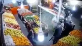 "سرقت  با تفنگ  ژ3 در میوه فروشی شیراز فرهنگ شهر دیگه پول پیدا نمیکنن بجاش پسته و پرتقال میبرن????" 