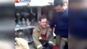 اشکهای آتش نشان و نجات یک آتش نشان از زیر آوار