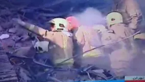  تلاش آتش‌نشانان برای خارج کردن پیکر شهدای تازه تفحص شده  
