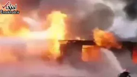 فیلم/ تلاش آتش نشانان برای خاموش کردن آتش کارخانه با وجود پرتاب شدن واکس و اسپری