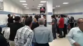بانکی در شهر خرم آباد لرستان پول مردم را بالا کشیده و مردم در بانک با بلندگو جمع شدن و سینه میزنن