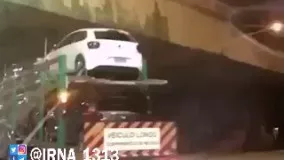 برخورد تریلر حمل ماشین به سقف پل روگذر به دلیل رعایت نکردن ارتفاع- برزیل