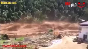 لحظه شکستن سد در حال ساخت