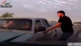 فیلم/ نجات سرنشینان از خودروی درحال انفجار