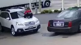 تلاش عجیب یک زن برای جلوگیری از سرقت ماشینش  