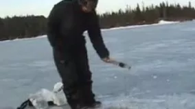  صید ماهی بزرگ در دریاچه یخ زده