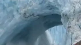  لحظه آب شدن کوه یخی