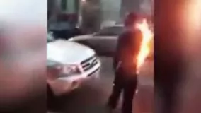 مردی که شعله ور در خیابان قدم میزند !!!!