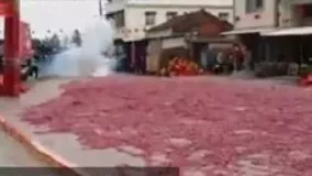  روشن کردن یک میلیون ترقه باهم در یک جشن محلی چین