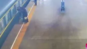 نجات دختر خردسال از زیر قطار