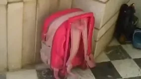 مرغ رو کرده تو کیفش برده مدرسه :)))