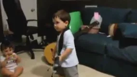  حرکات جالب کودک با گیتار