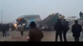 تصادف عجیب و باورنکردنی کامیون با اتوبوس در اردبیل