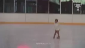  حرکات نمایشی اسکی روی یخ دختر بچه سه سال