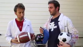ترکیدن توپ فوتبال در نمای آهسته