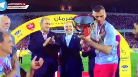  جشن قهرمانی پرسپولیس- لحظه بالا بردن جام توسط كاپيتان سيد جلال حسینی