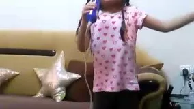 دختر  چهار و نیم ساله و اجرای ترانه حامد همایون