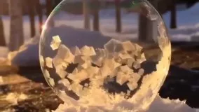 صحنه ی بسیار جالب و دیدنی از یخ زدن حباب آب ...