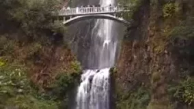 منظره فوق العاده زیبا از یک آبشار