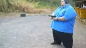 مرد چاق با یک تفنگ