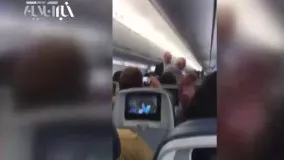 دست دادن کارتر با همه مسافران هواپیما