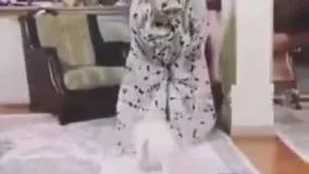 سگی که حین نماز با این زن بازی میکند