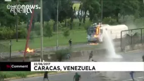 شدت درگیری‌ها در ونزویلا؛ حمله معترضان به پایگاه هوایی کاراکاس