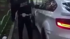 شکستن شیشه اتومبیل BMW توسط پلیس