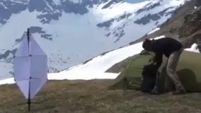 شارژ کردن تلفن همراه در قله کوه 