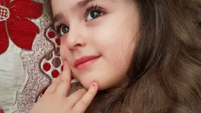دختر بچه ی زیبای ارومیه ای که با چشمان درشت و چهره ی زیبای خود مردم جهان را در فضای مجازی متحیر کرده