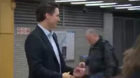 بازدید نخست وزیر کانادا از مترو خوب دقت کنید به پرستیژ نخست وزیر و همچنین نحوه برخورد با عموم مردم بعد یه مقایسه بکنید. تا معناى کار ورضایت مردم متمدن را ببینید