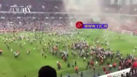 لحظه حمله‌ کردن 100 هزار تماشاچی به زمین فوتبال