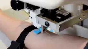 رباتی که اقدام به تزریق و گرفتن خون می کند