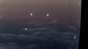 چهار مورد از رویت اشیا ناشناس پرنده در حین پرواز با هواپیما این تصاویر توسط افرادی گرفته شده که بطور اتفاقی در حال فیلمبرداری آسمان از پنجره هواپیما بوده اند.