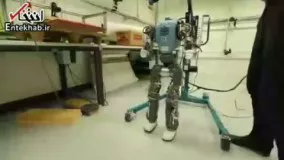 فیلم/ رباتی که شبیه انسان راه می‌رود