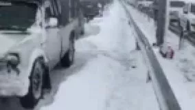 فیلم/ مسدود شدن اتوبان قم - تهران در اثر بارش برف
