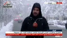 فیلم/ فرو ریختن برف روی سر خبرنگار المیادین در تهران هنگام پخش گزارش زنده 